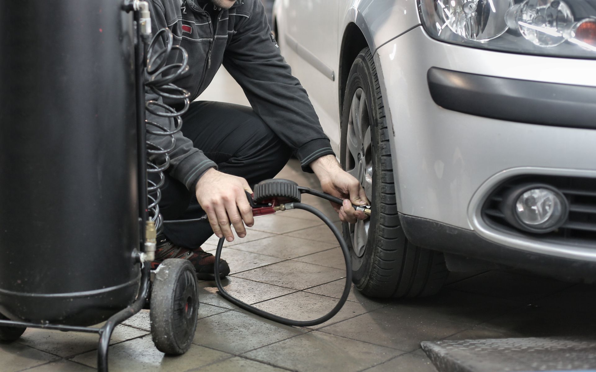 Reifen und Fahrwerk in der Werkstatt