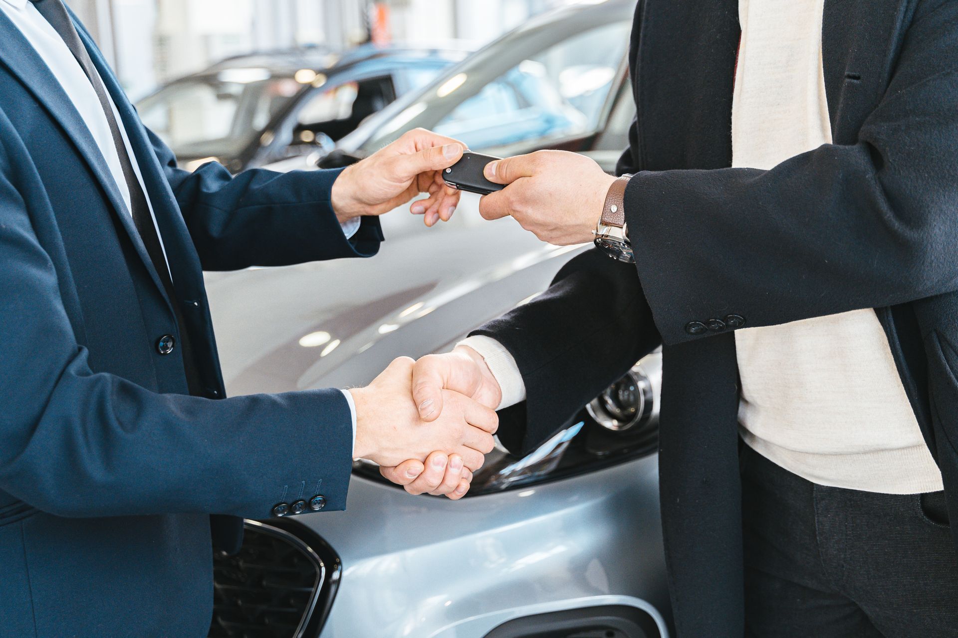 Schlüsselübergabe beim Autokauf