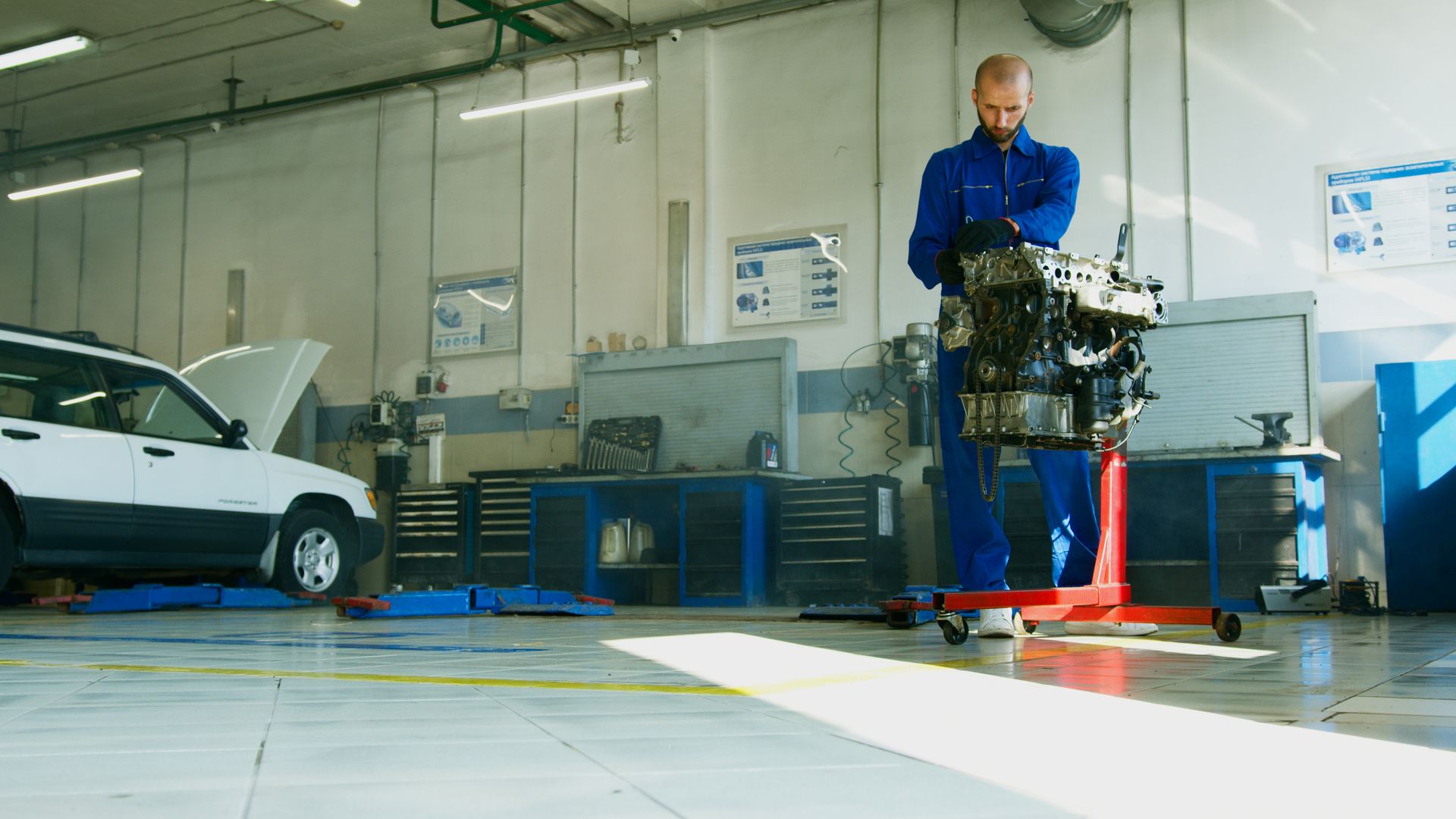 Arbeit am Motor in der Werkstatt