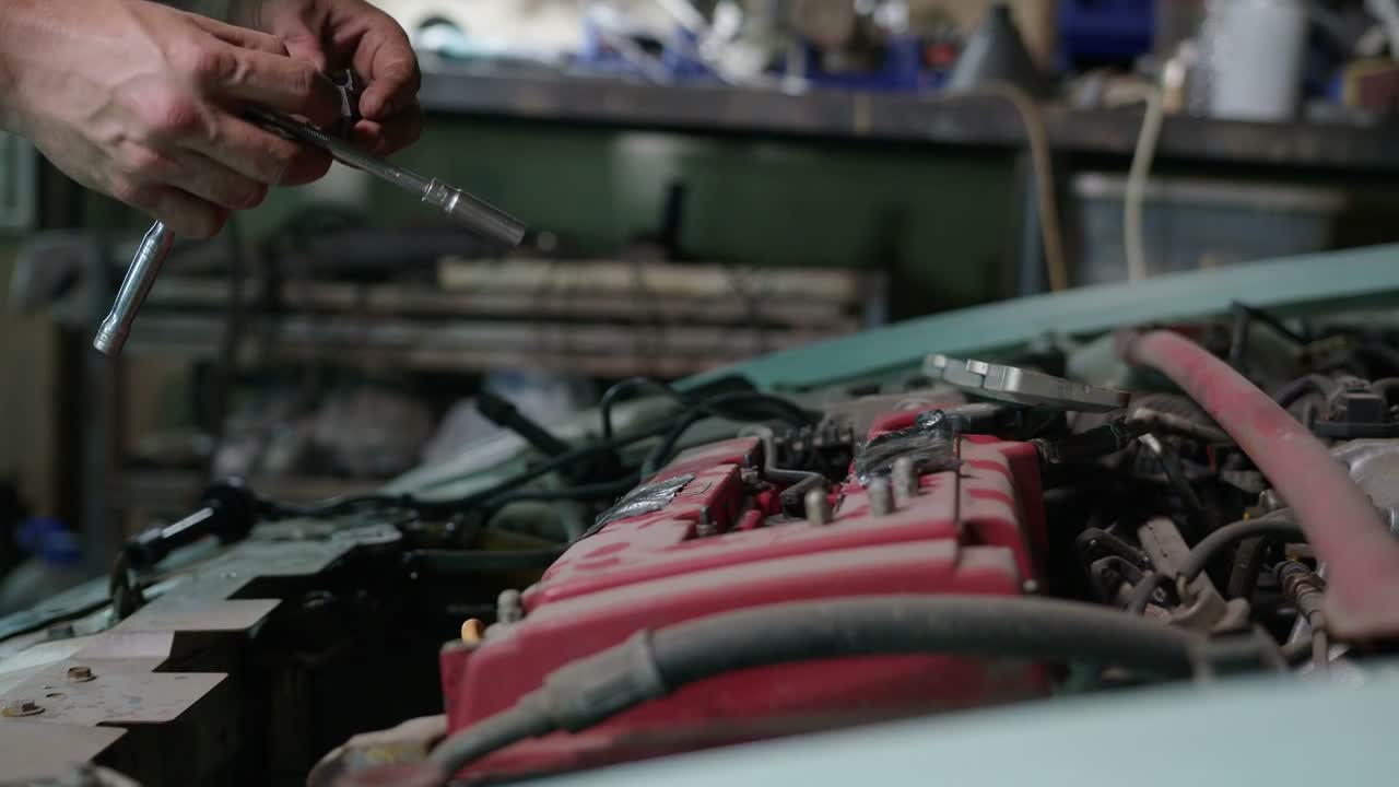 Mechaniker prüft den Motorraum